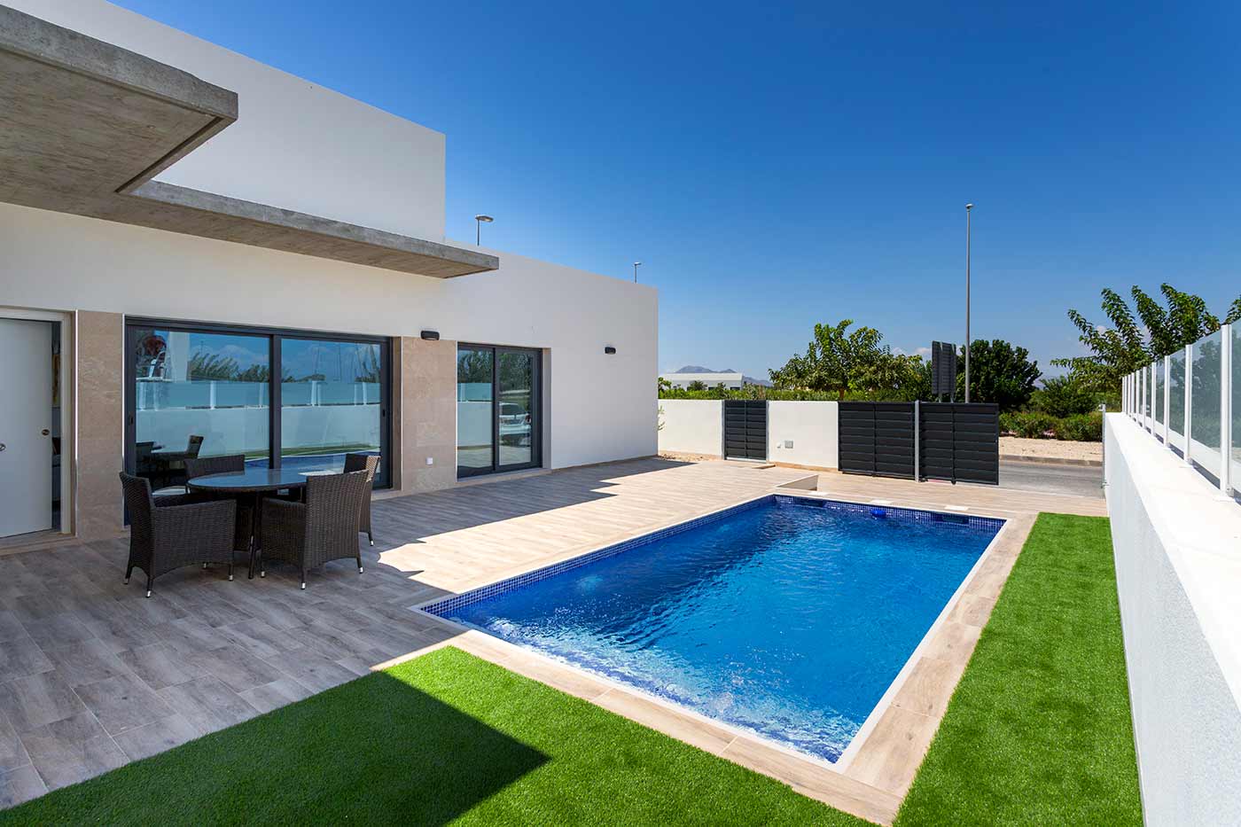 SINGLE-STOREY 3-BED VILLA WITH POOL IN DELIGHTFUL DAYA NUEVA