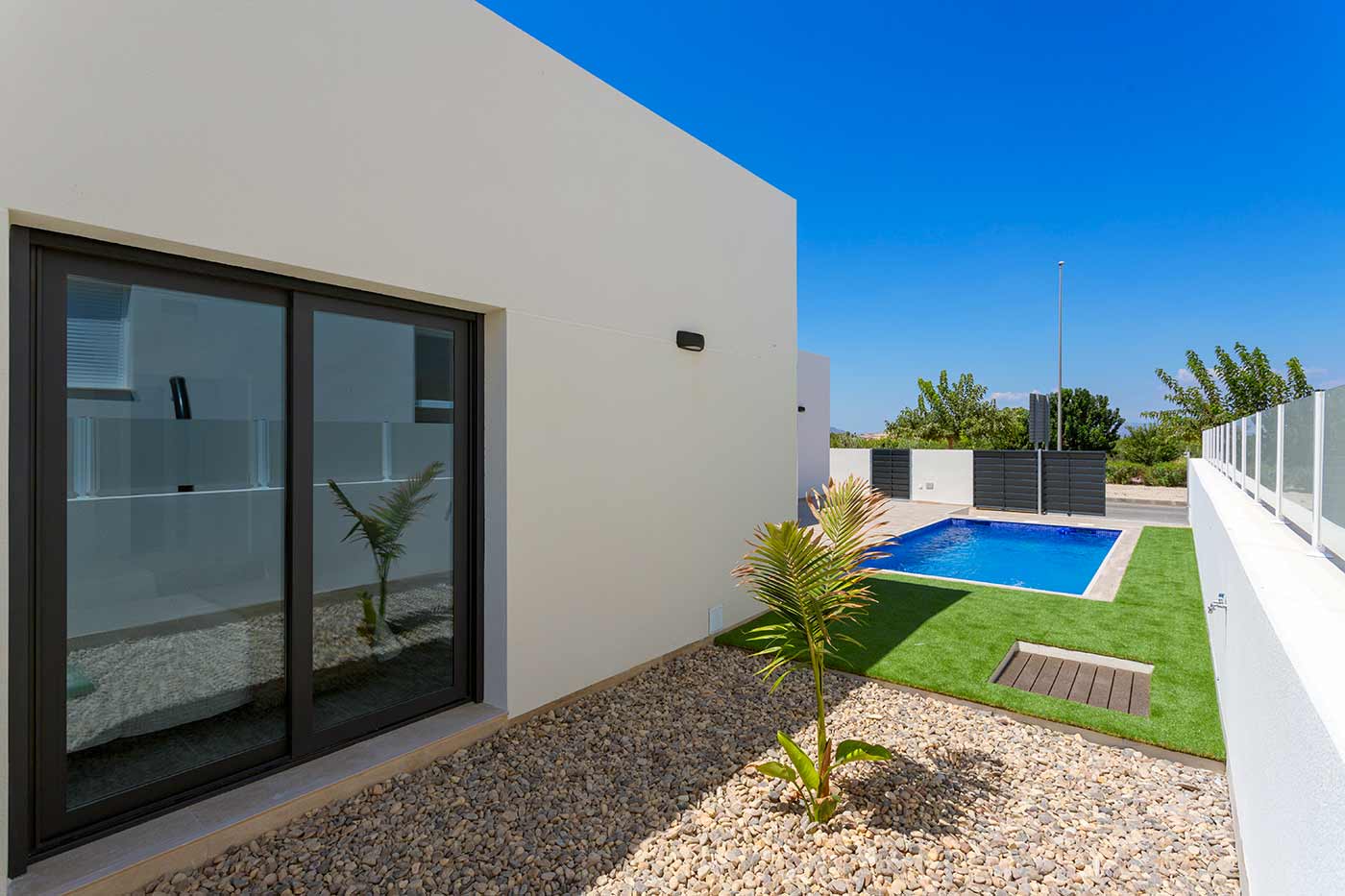 SINGLE-STOREY 3-BED VILLA WITH POOL IN DELIGHTFUL DAYA NUEVA