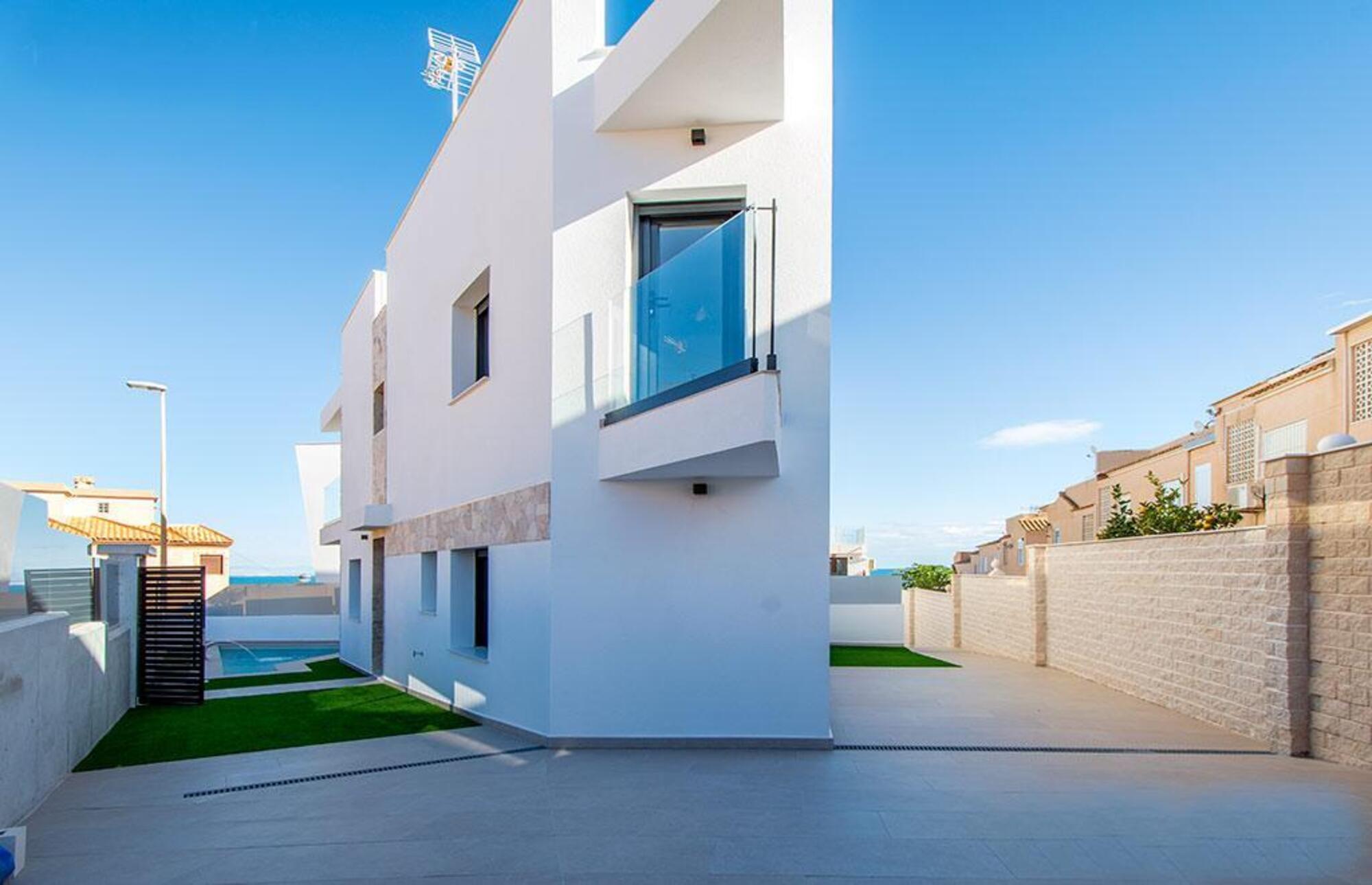 KEY READY ‘TRIANGLE VILLA’ 100m WALK FROM LA MATA BEACH