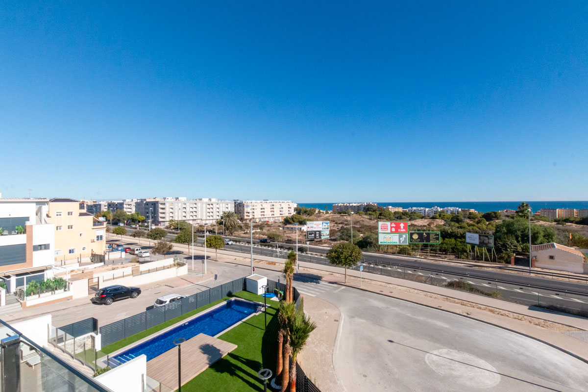 KEY-READY SEA-VIEW PENTHOUSE WITH COMMUNAL POOL IN GUARDAMAR