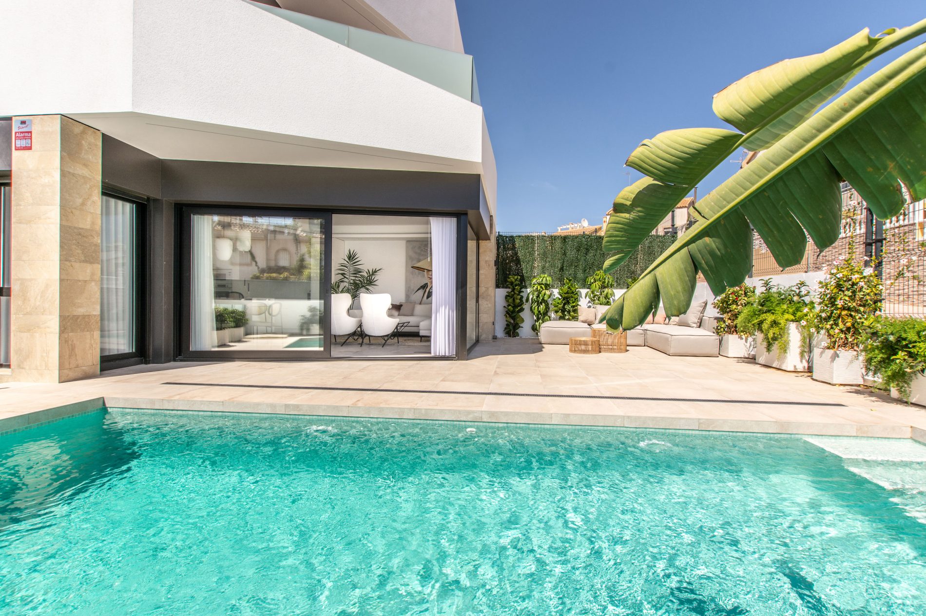 STYLISH ‘HEXAGON’ VILLA WITH PRIVATE POOL IN SUPERB LOCATION