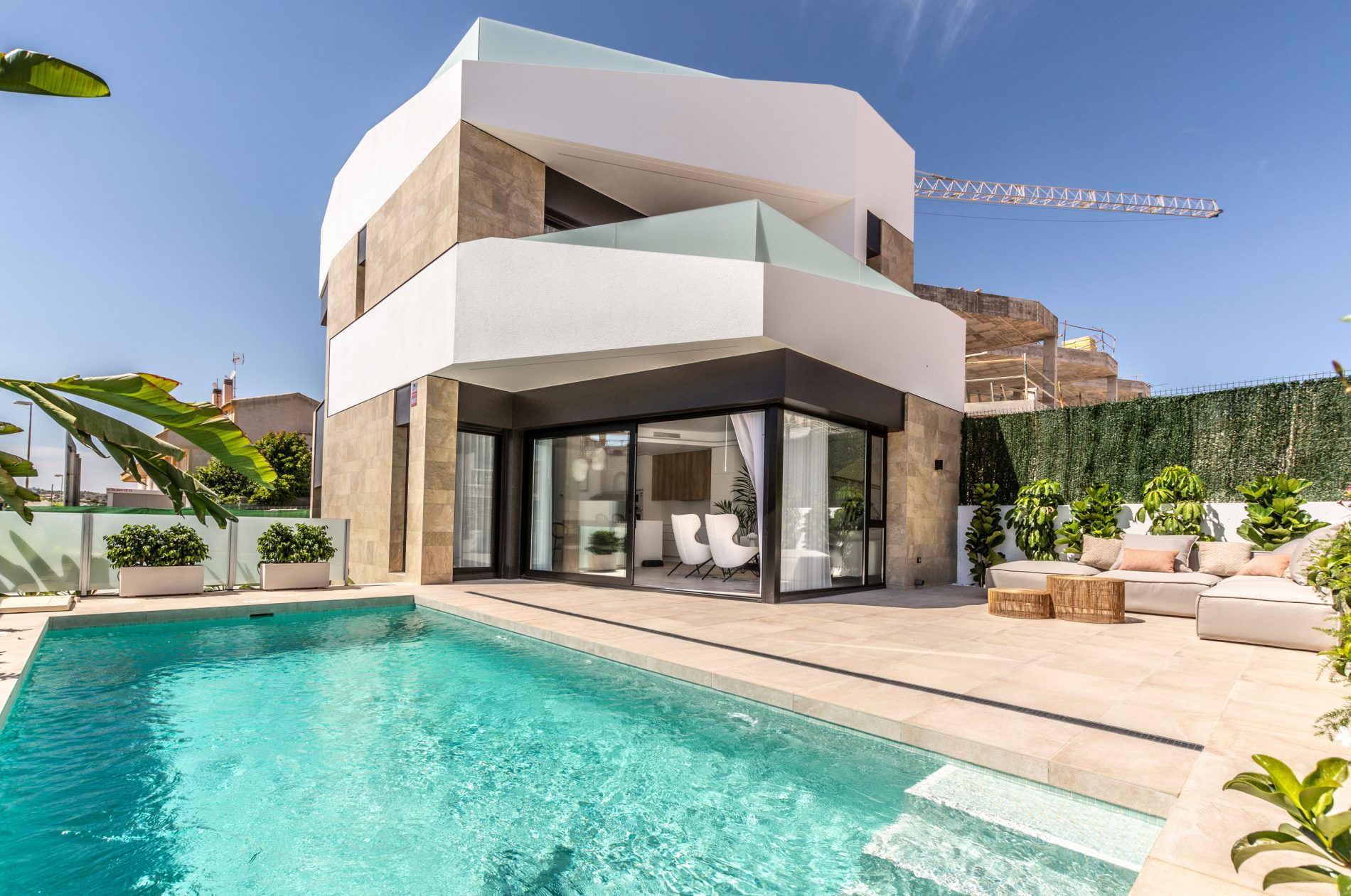 STYLISH ‘HEXAGON’ VILLA WITH PRIVATE POOL IN SUPERB LOCATION