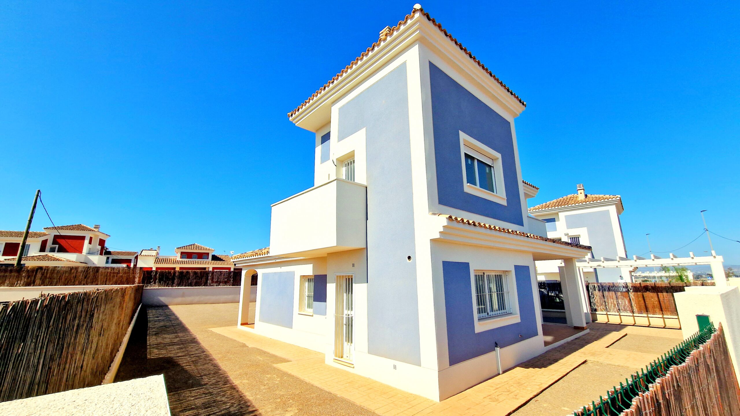 AMAZING-VALUE KEY-READY 3-BED DETACHED VILLA ON HUGE PLOT