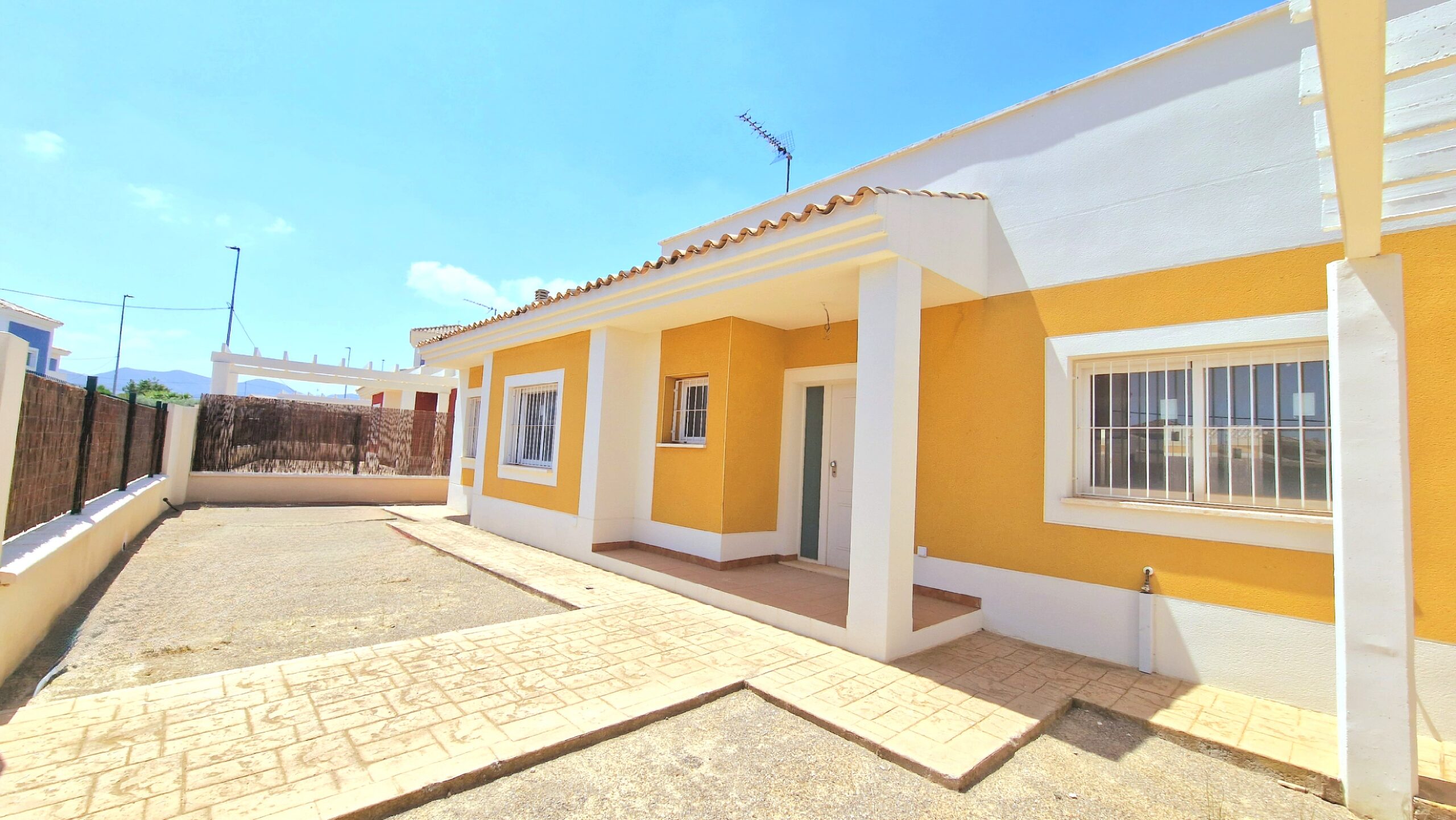 AMAZING-VALUE KEY-READY 3-BED SINGLE-STOREY VILLA ON HUGE PLOT