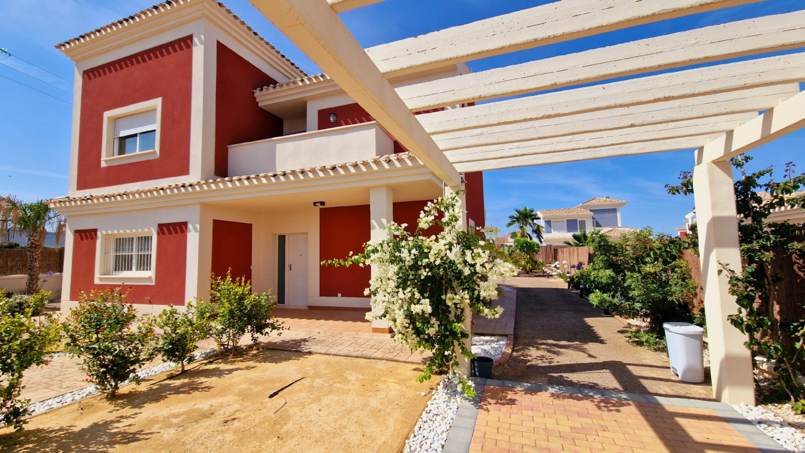 AMAZING-VALUE KEY-READY 4-BED DETACHED VILLA ON HUGE PLOT