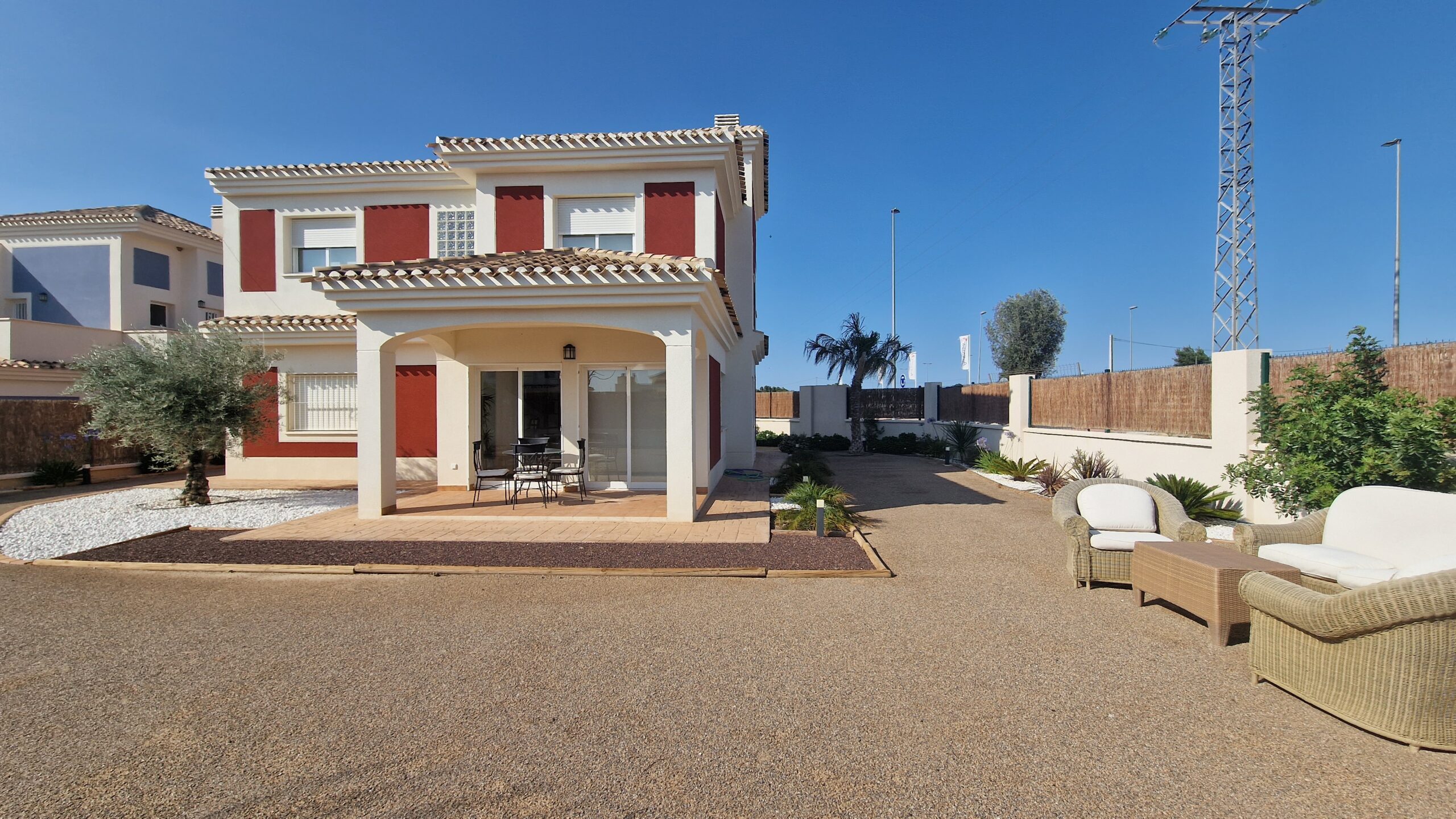 AMAZING-VALUE KEY-READY 4-BED DETACHED VILLA ON HUGE PLOT