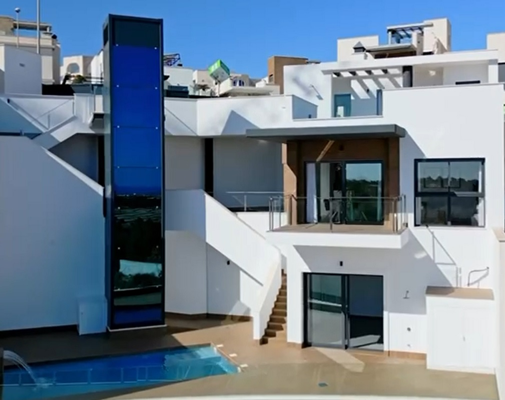 KEY-READY HILLSIDE VILLA WITH GLASS LIFT & AMAZING VIEWS