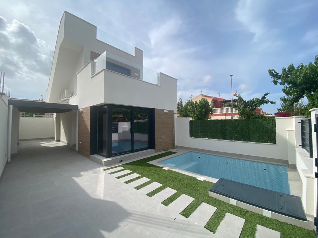 BRAND-NEW 3-BED VILLA WITH POOL & SOLARIUM