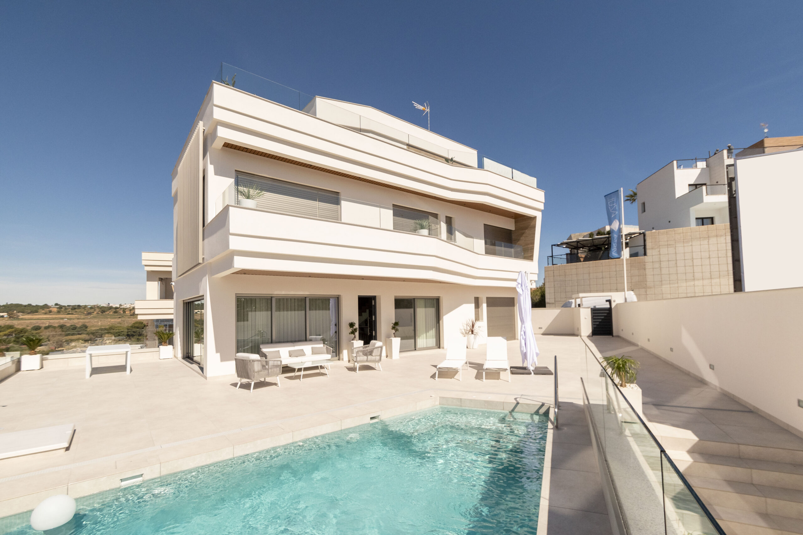 SEA VIEW 4-BED MODERN MANSION IN PRIME LOCATION