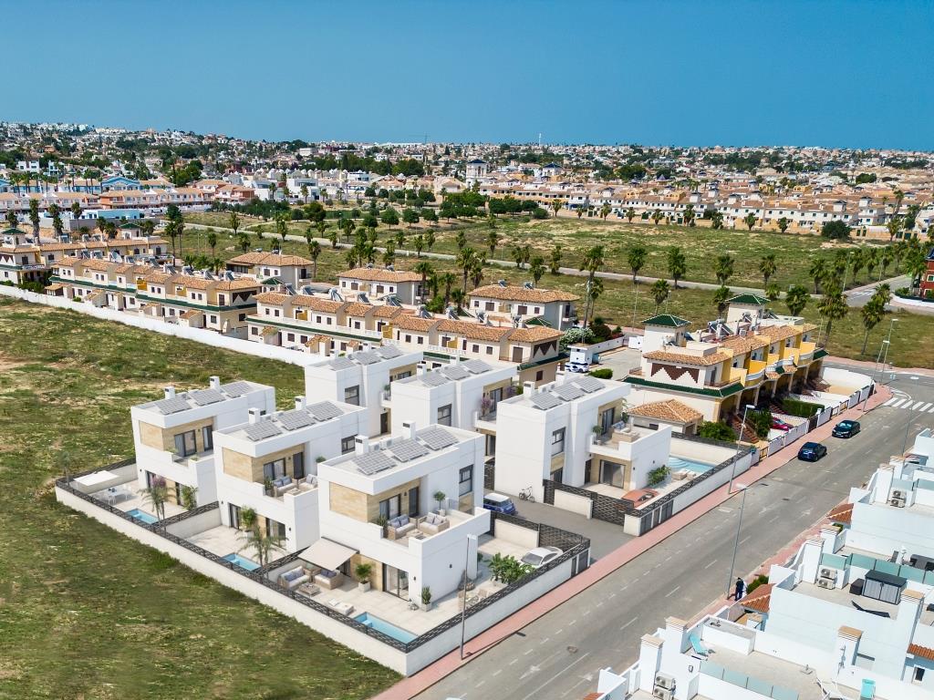 VERY PRIVATE 3 BED DETACHED VILLA WITH POOL IN QUESADA