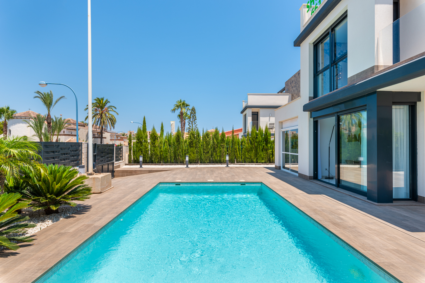 KEY-READY FULLY-FURNISHED 4-BED LUXURY VILLA
