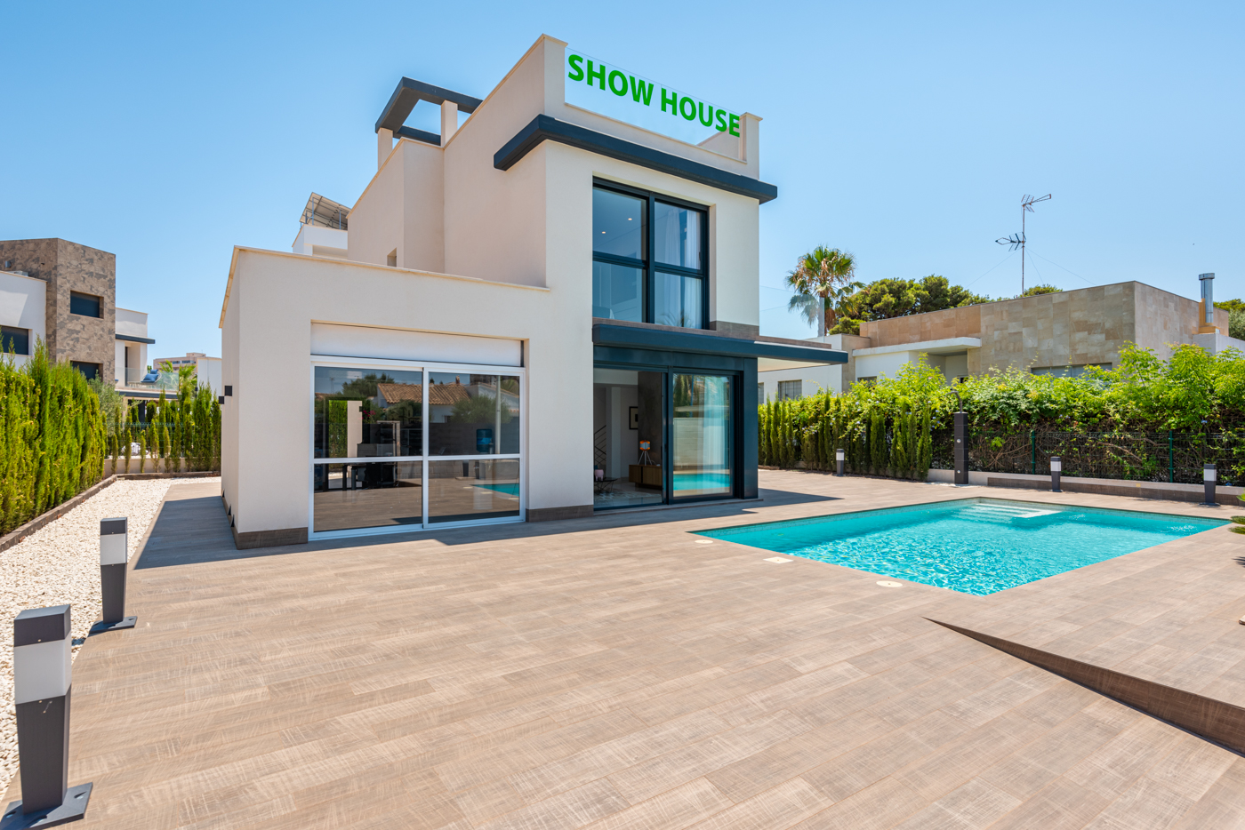 KEY-READY FULLY-FURNISHED 4-BED LUXURY VILLA
