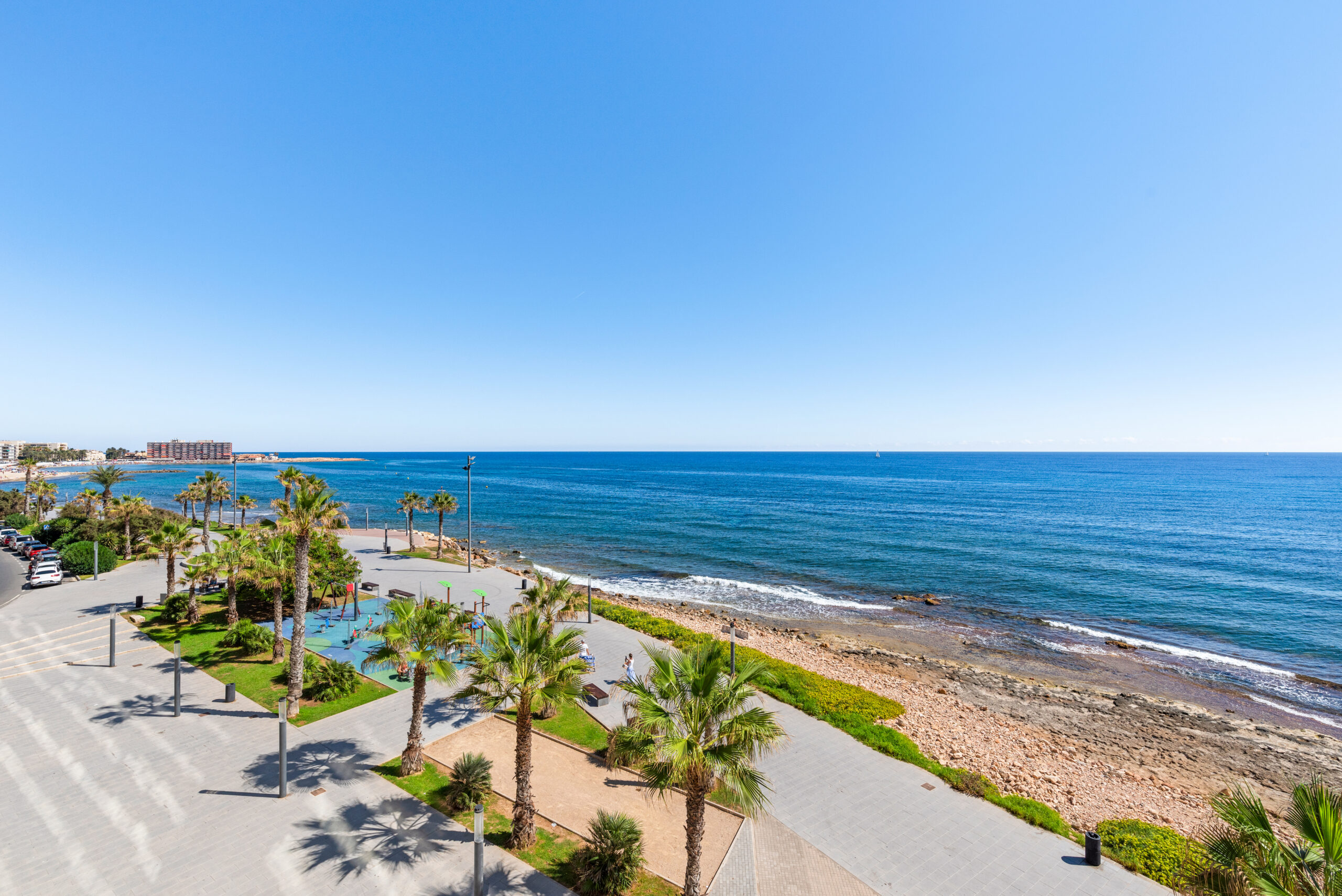 BREATHTAKING 4B APARTMENT ON TORREVIEJA FRONT LINE