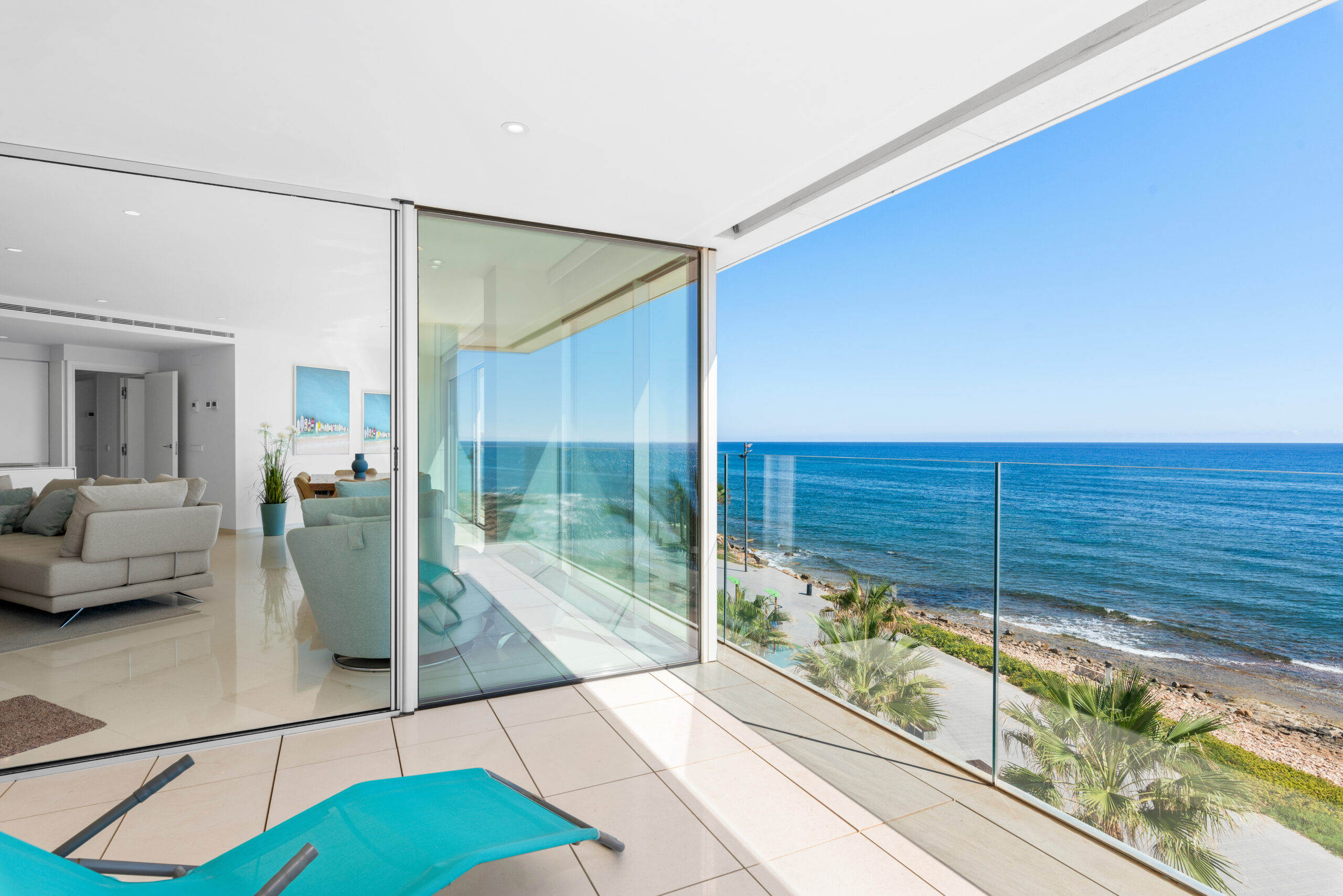 BREATHTAKING 4B APARTMENT ON TORREVIEJA FRONT LINE