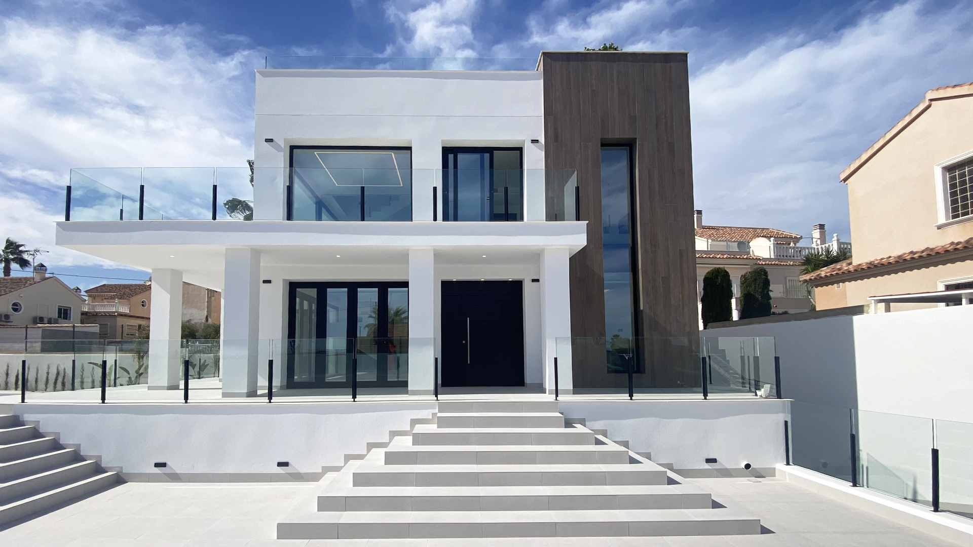 AMAZING 4-BED VILLA WITH PADEL COURT 120m FROM BEACH