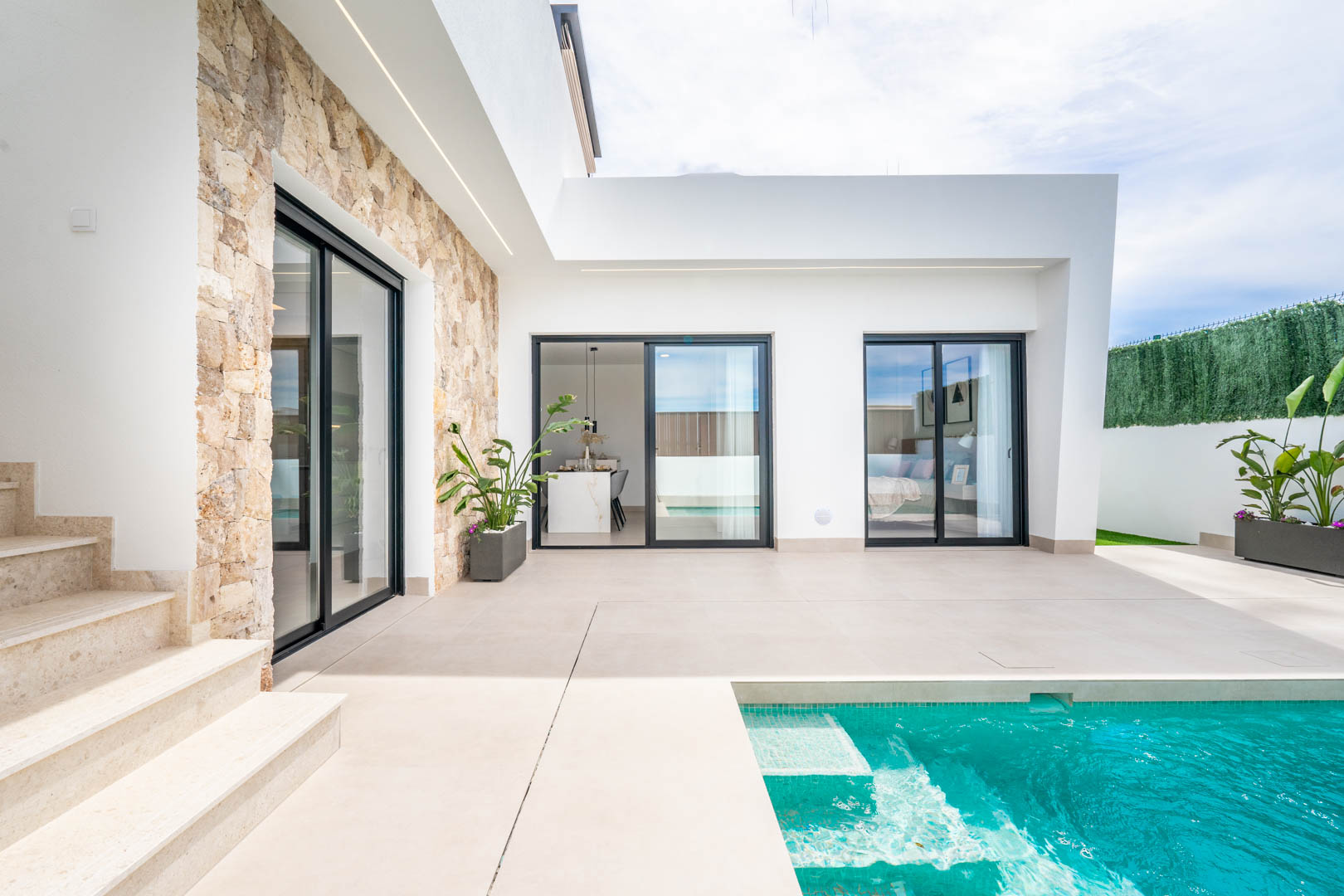 KEY-READY 3 BED VILLA WITH POOL, SOLARIUM & MOUNTAIN VIEWS