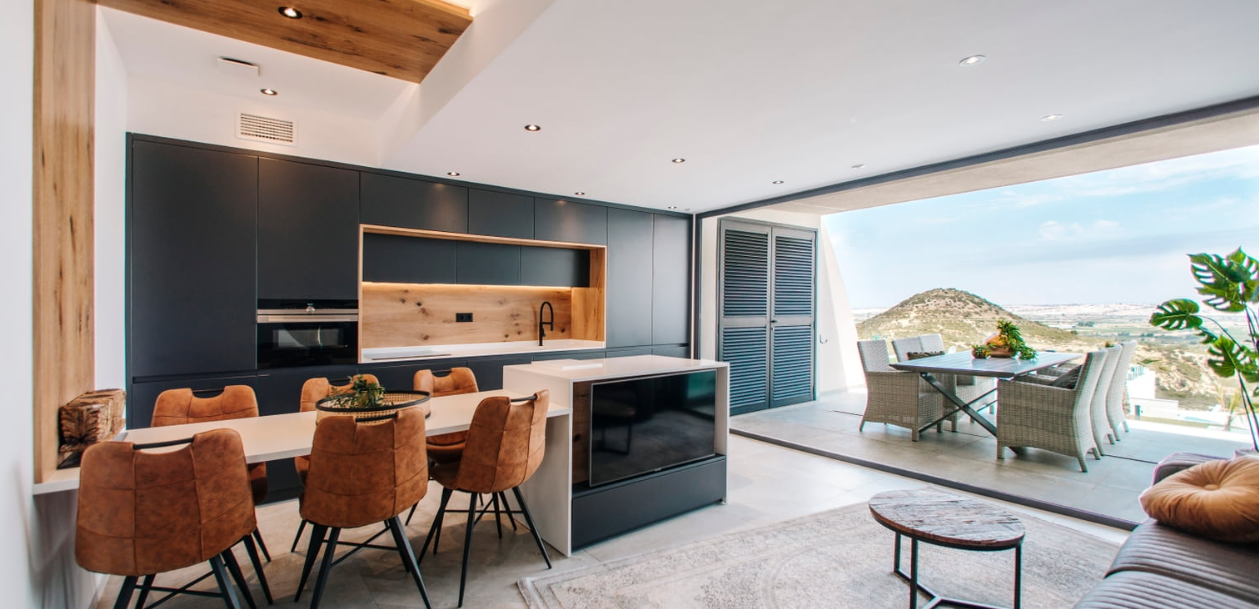KEY-READY 3-BED APARTMENT WITH BREATHTAKING VIEWS