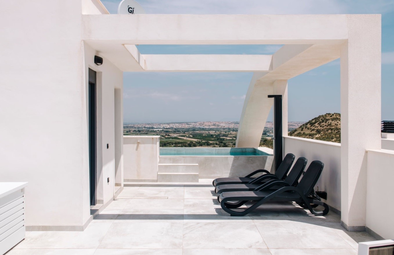 MODERN 2-BED PENTHOUSE WITH AMAZING VIEWS & PRIVATE ROOFTOP POOL