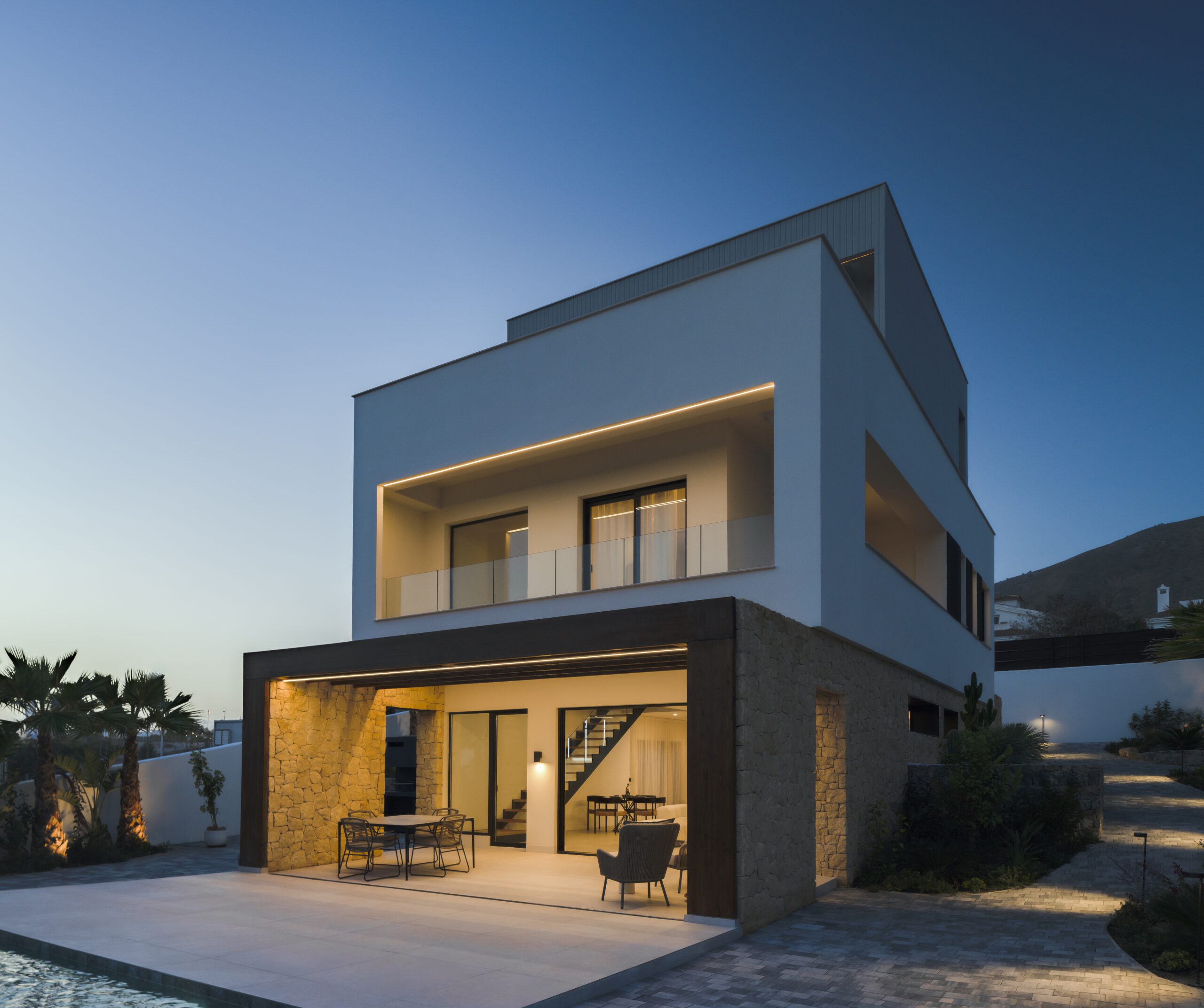 LUXURY 3-STOREY 4-BED MANSION ON LARGE SEA-VIEW PLOT