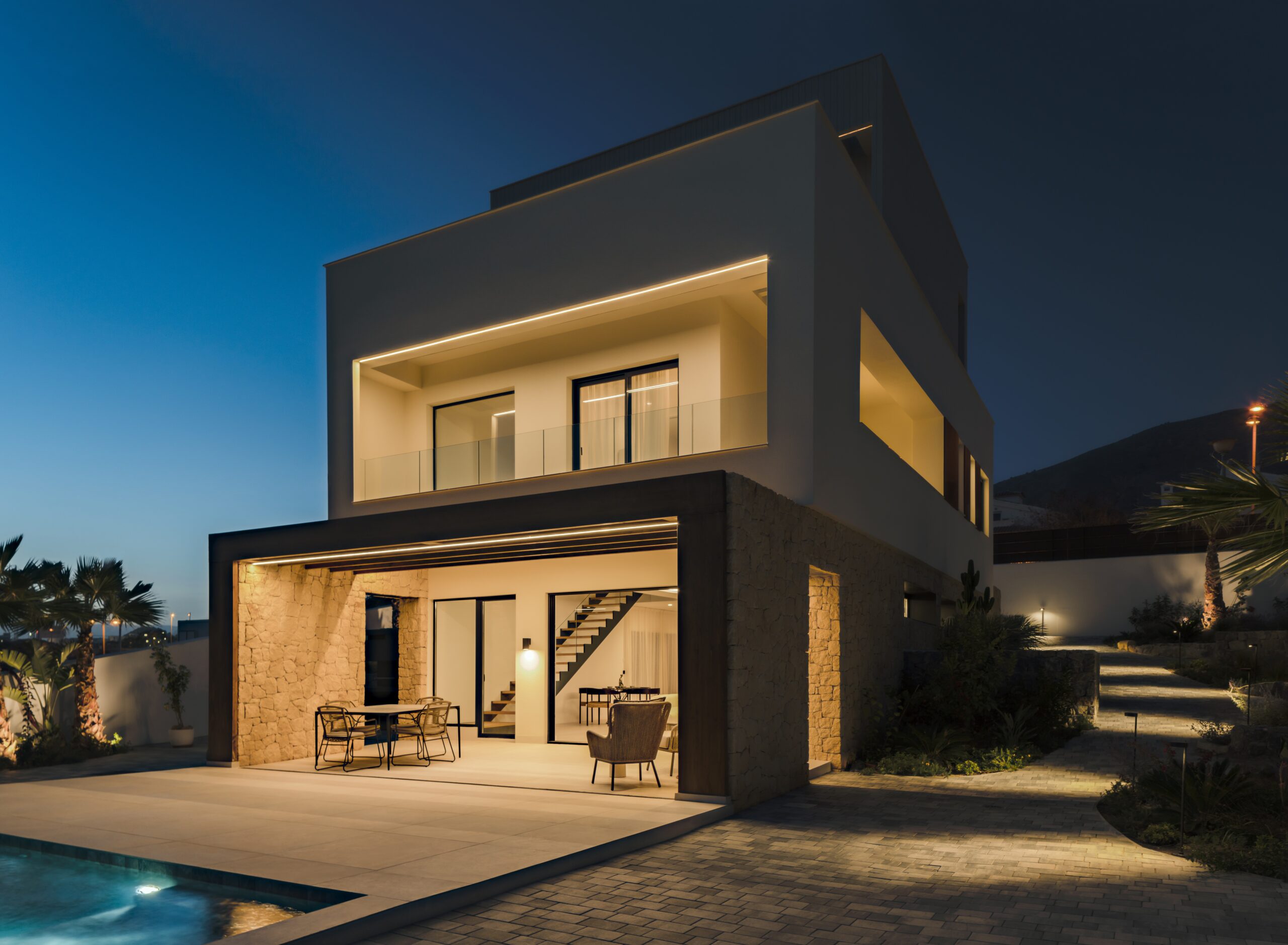 LUXURY 3-STOREY 4-BED MANSION ON LARGE SEA-VIEW PLOT