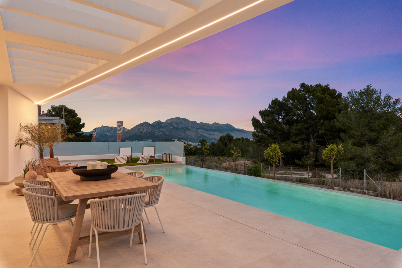 BEAUTIFUL CONTEMPORARY 4-BED VILLA WITH 10m POOL