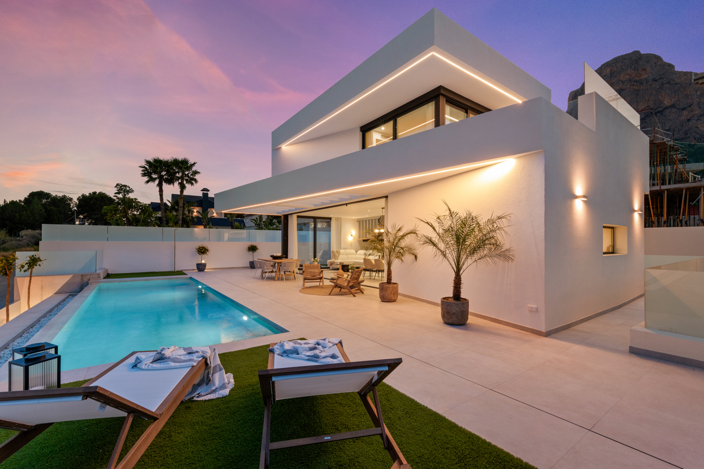 BEAUTIFUL CONTEMPORARY 4-BED VILLA WITH 10m POOL