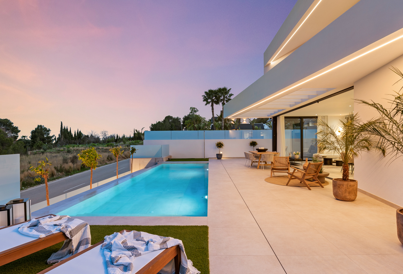 BEAUTIFUL CONTEMPORARY 4-BED VILLA WITH 10m POOL