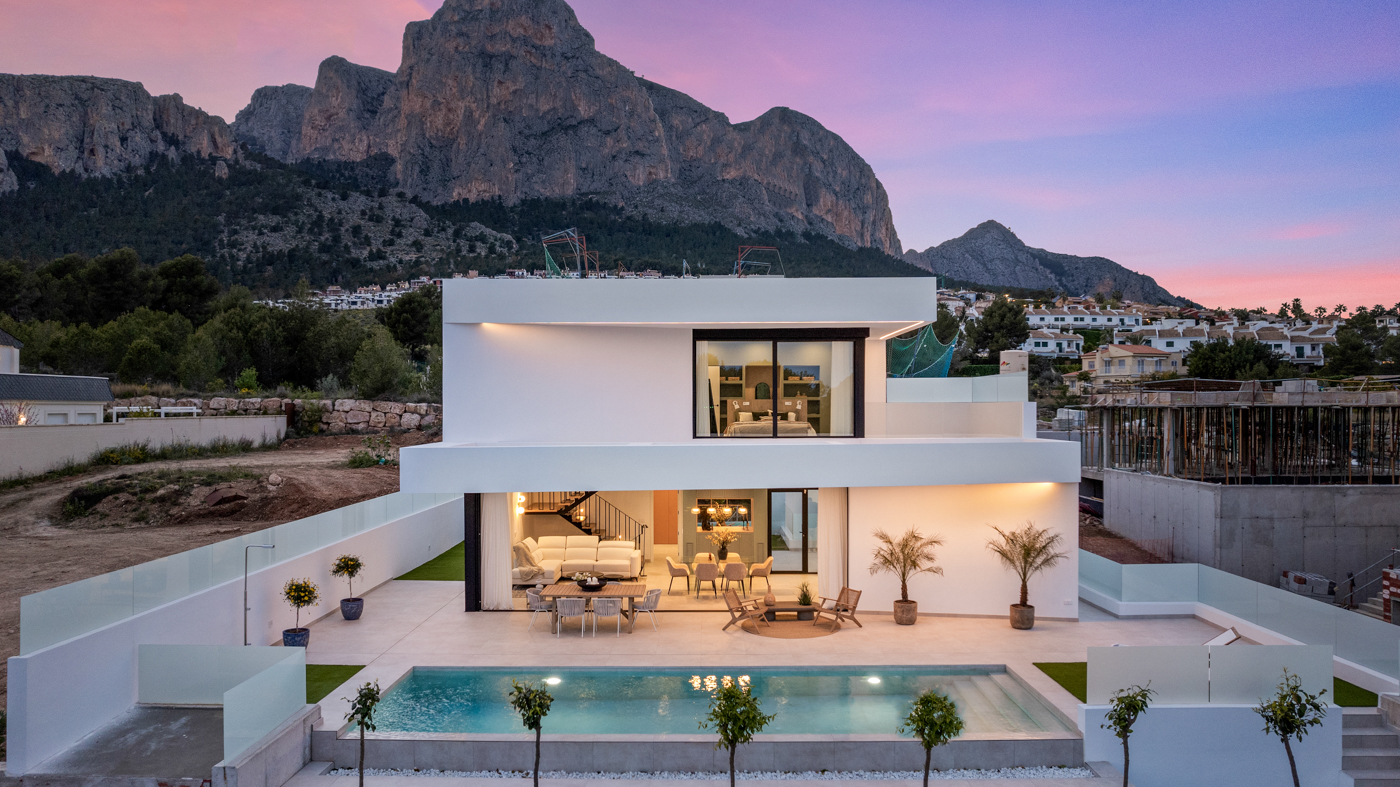 BEAUTIFUL CONTEMPORARY 4-BED VILLA WITH 10m POOL