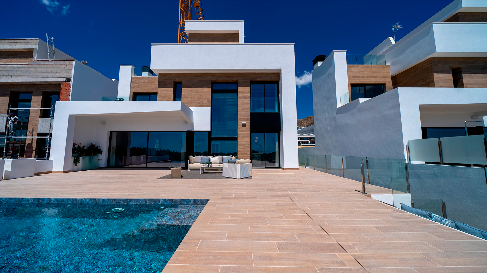 FUTURISTIC 4-BED OCEAN-VIEW MANSION WITH SPLIT-LIVING FLEXIBILITY