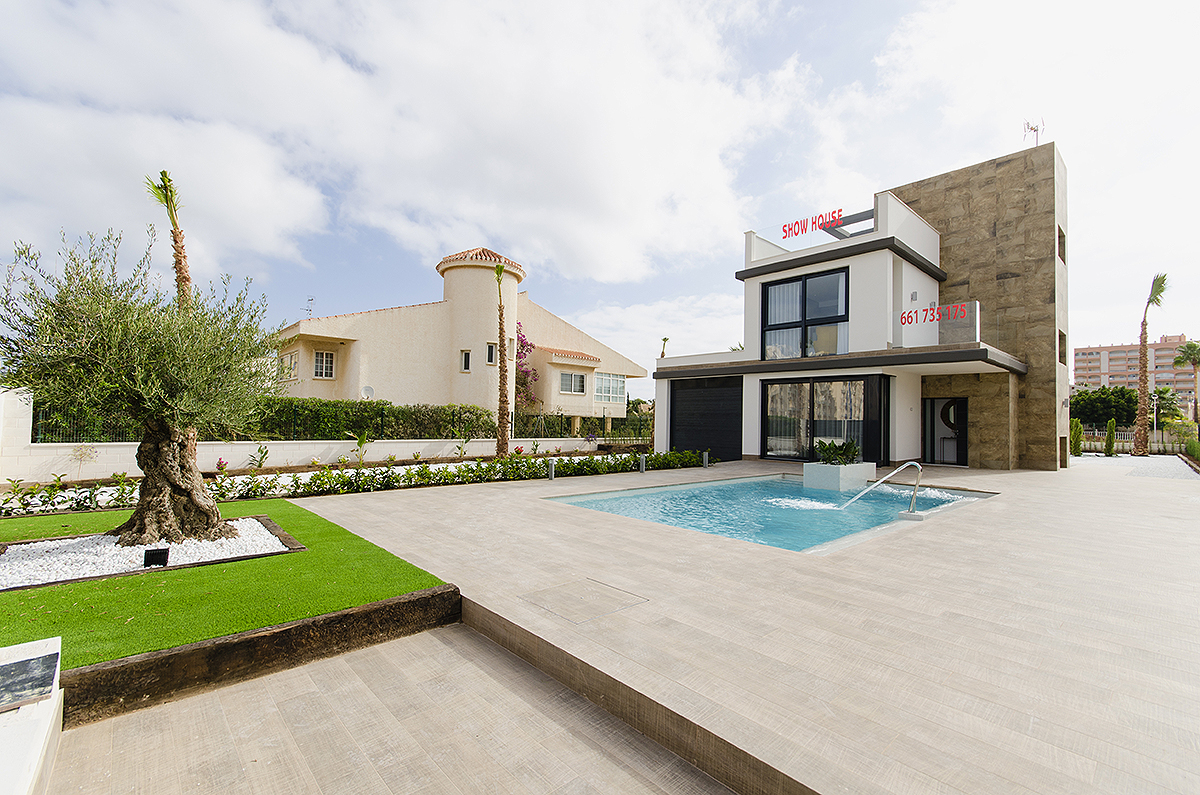 KEY-READY & FURNISHED LUXURY 6-BED VILLA AT CAMPOAMOR