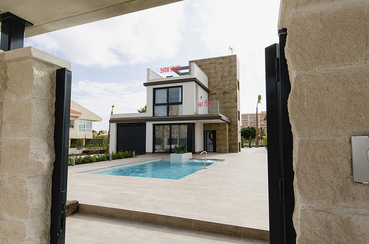 KEY-READY & FURNISHED LUXURY 6-BED VILLA AT CAMPOAMOR
