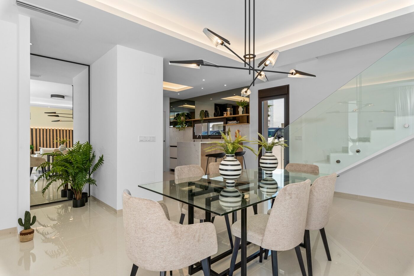 LUXURY 3-BED VILLA WITH SOLARIUM & POOL ON HUGE QUESADA PLOT