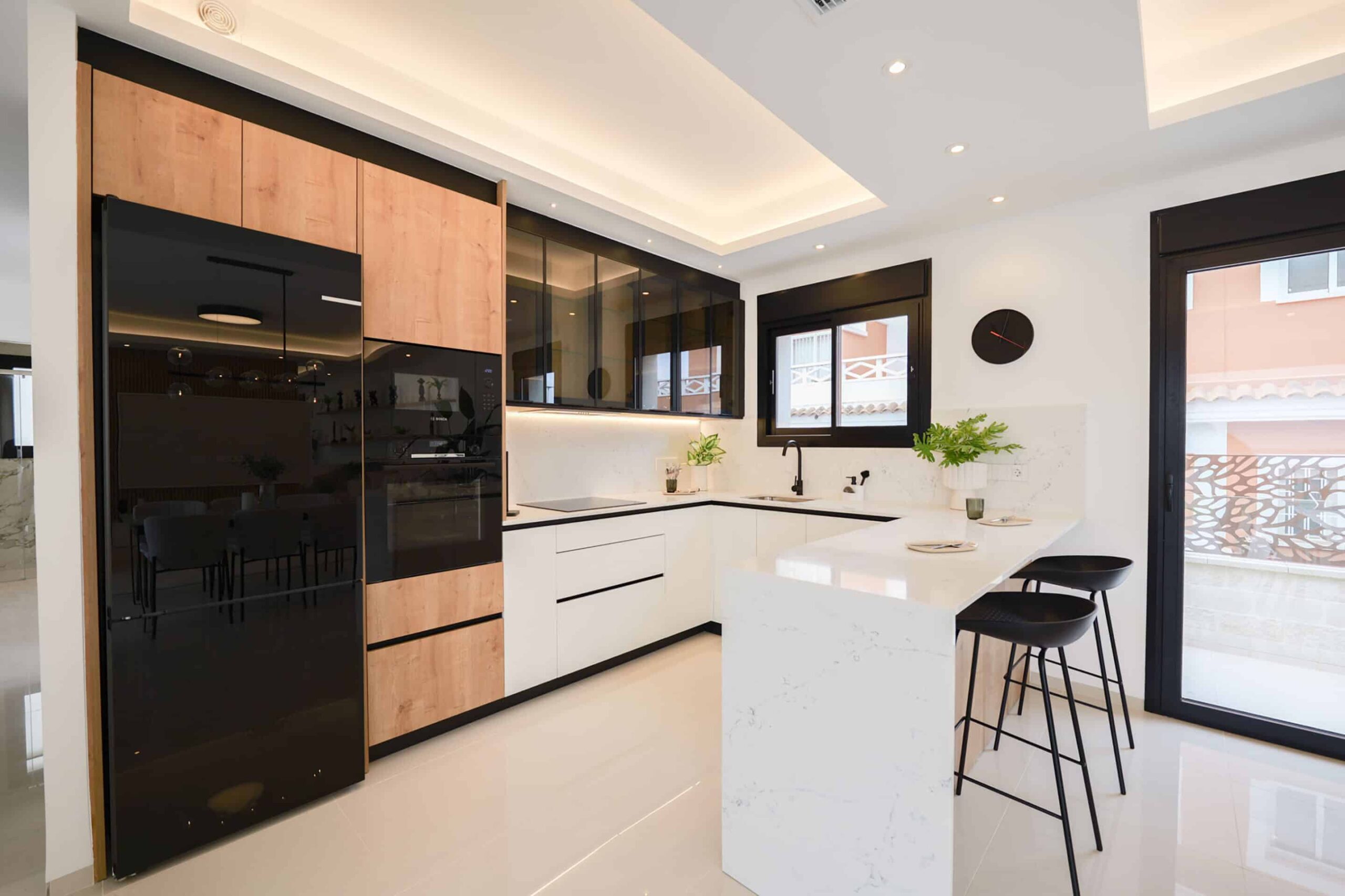 LUXURY 3-BED VILLA WITH SOLARIUM, POOL & HUGE FLEXIBLE BASEMENT