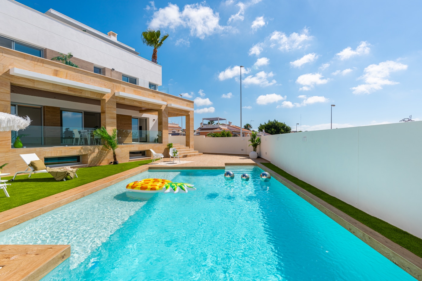 WONDERFUL SPACIOUS 4-BED VILLA WITH POOL ON PRIME PLOT