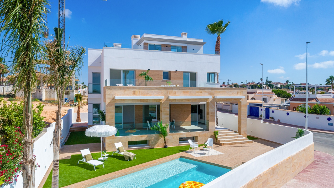 WONDERFUL SPACIOUS 4-BED VILLA WITH POOL ON PRIME PLOT